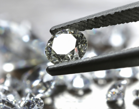 Diamant mit Pinzette: Mehr zur Diamant Kompetenz von Juwelier Fridrich in München erfahren.