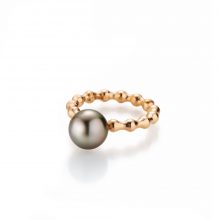 Ring Flooow mit Perle von Jörg Heinz bei Juwelier Fridrich in München