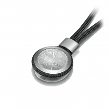 Amulett an Carbonschnur in Titan und Meteorit von Meister bei Juwelier Fridrich in München