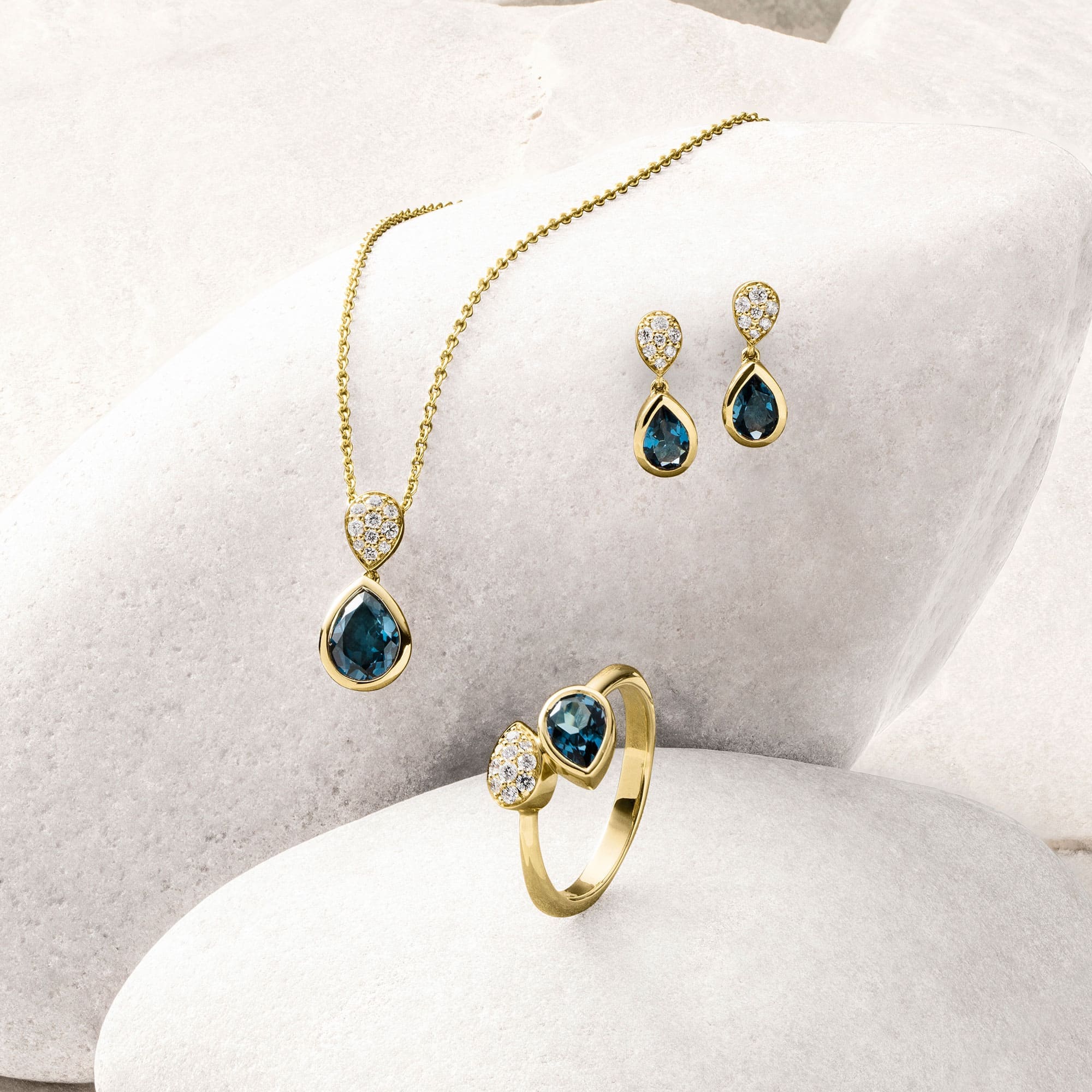 Gelbgold Ring mit Blautopas und Diamanten