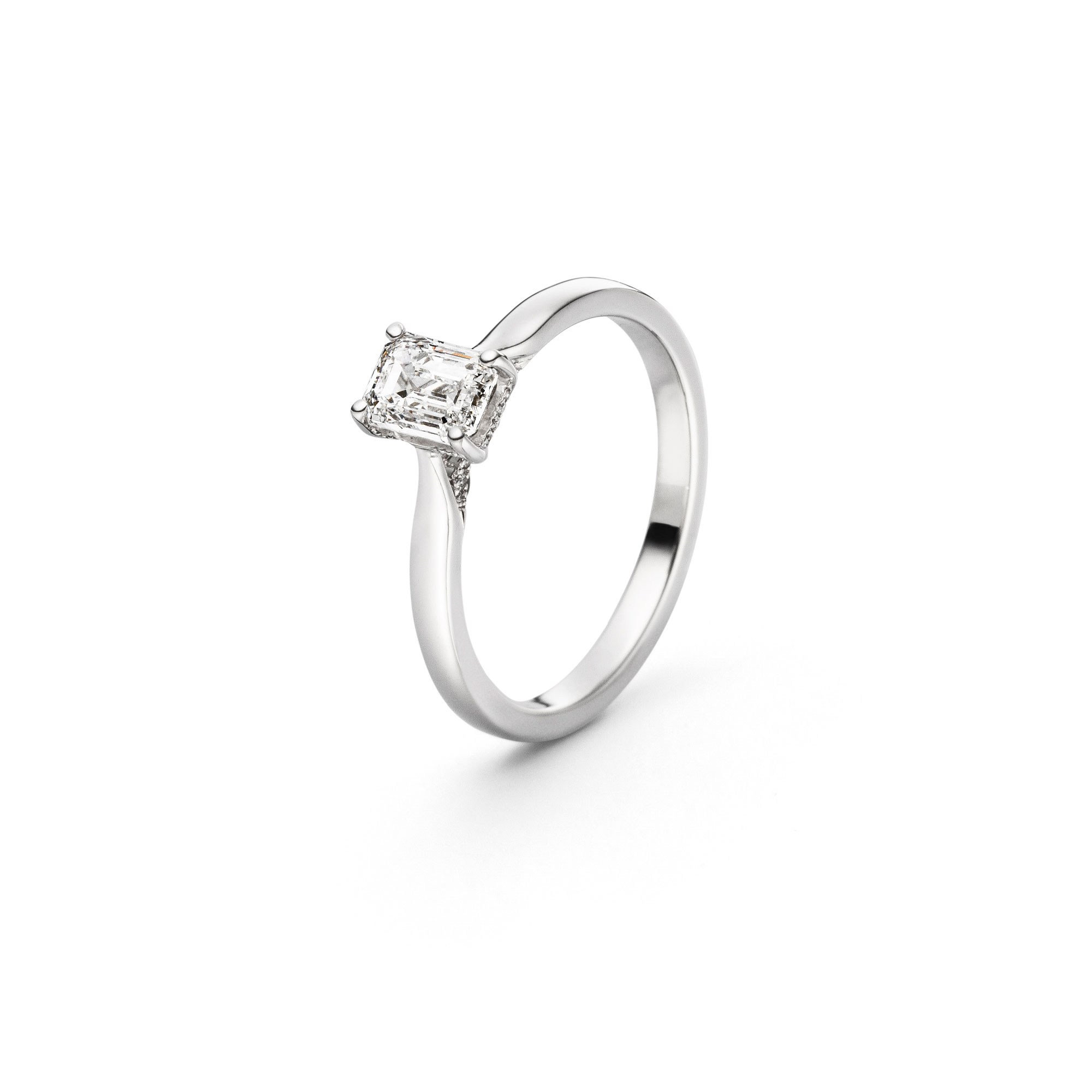 Weißgold Ring mit Emerald-Diamant und Besatz in Fassung von Hans D. Krieger bei Juwelier Fridrich in München