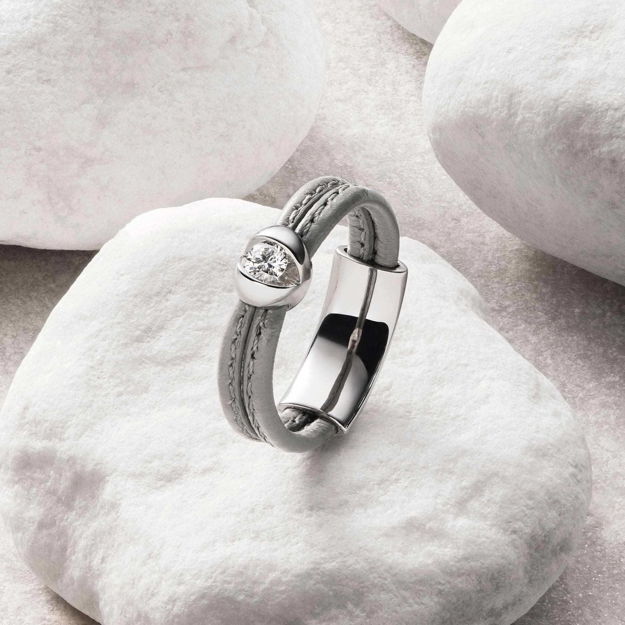 Weißgold "Colotaire" Ring mit Diamant und Leder