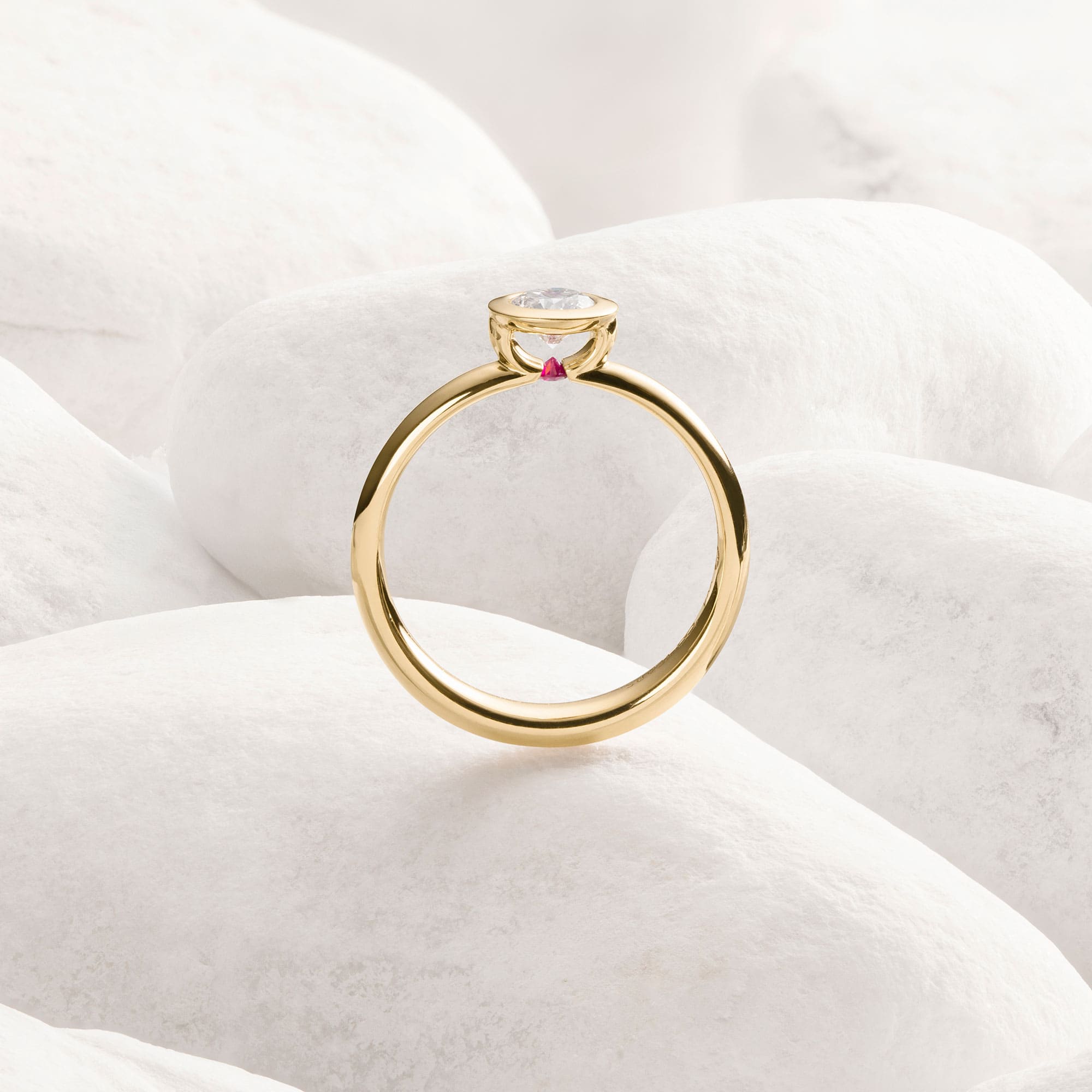 Gelbgold Ring "Love of my life" mit Brillant und Rubin