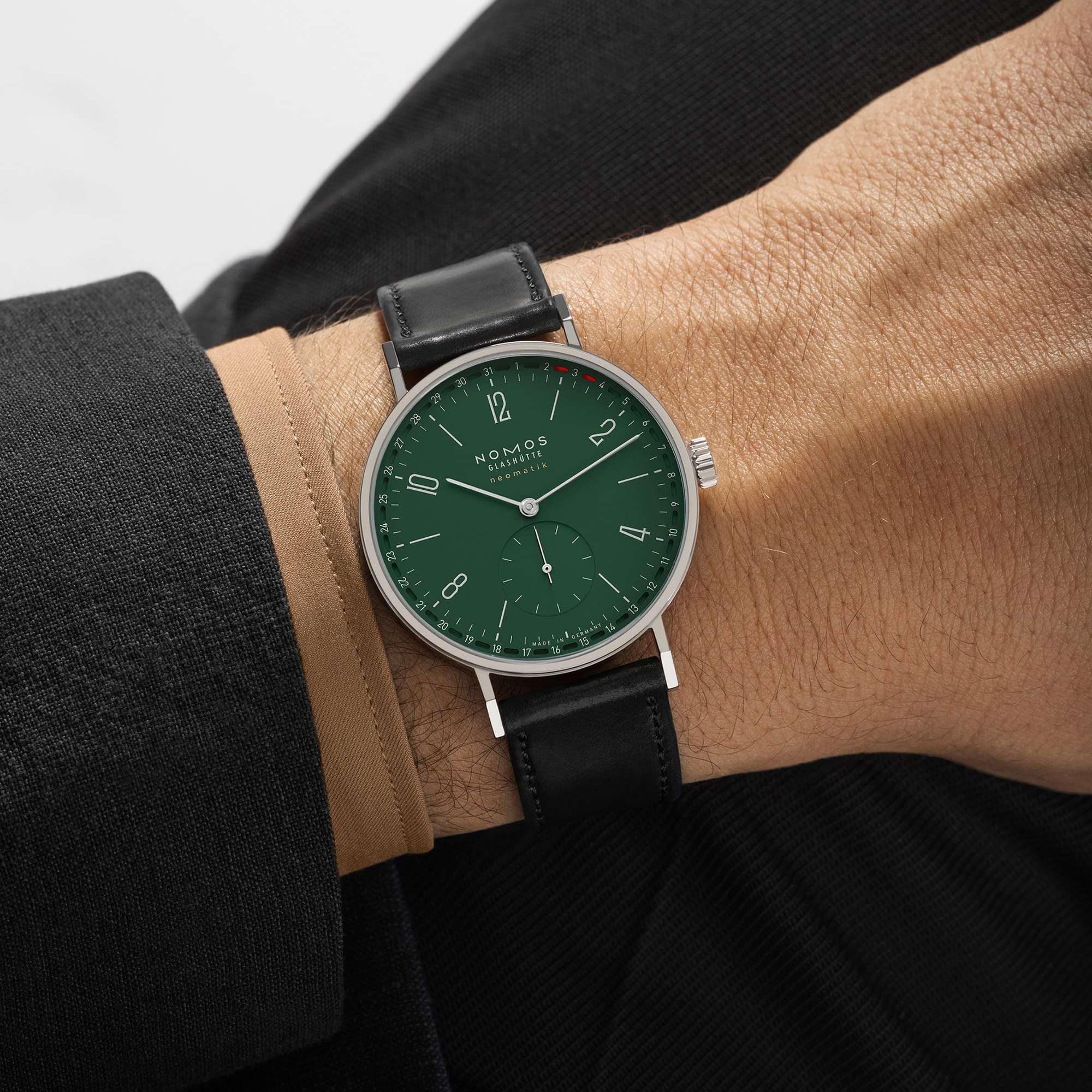 NOMOS Glashütte Tangente Neomatik 38 Update Waldgrün - Saphirglasboden bei Juwelier Fridrich in München